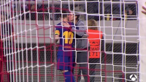 „ოლიმპიაკოსთან“ მატჩში მესის ერთ-ერთი ქომაგი ჩაეხუტა