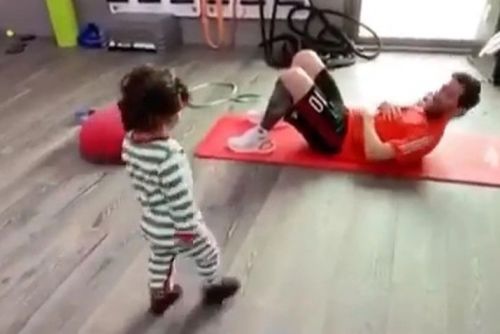 დღის ვიდეო - როგორ ასწავლის ლეო მესი მის შვილს პრესის ვარჯიშებს